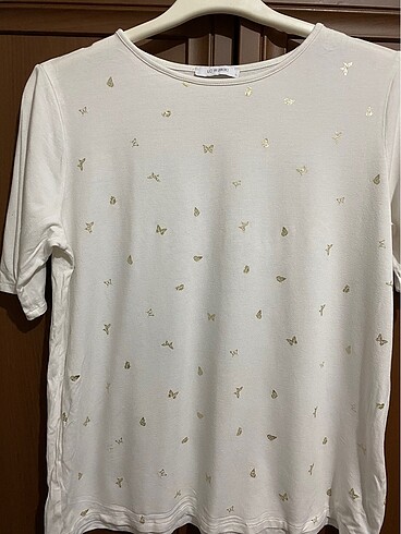 Beyaz desenli t-shirt