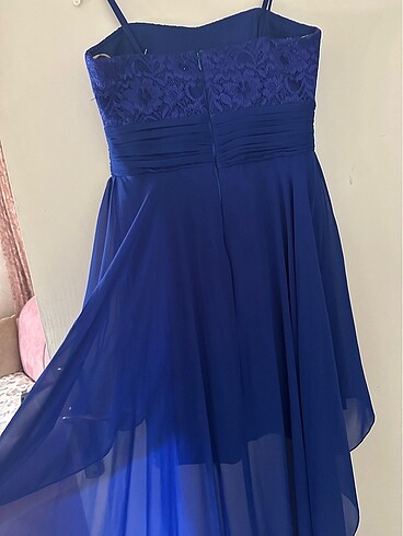 Güpürlü  arkadan yandan şifon kuyruklu askılı mavi elbise - Görsel 4