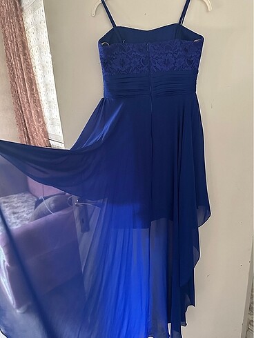 Güpürlü  arkadan yandan şifon kuyruklu askılı mavi elbise - Görsel 3