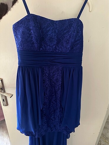 Güpürlü  arkadan yandan şifon kuyruklu askılı mavi elbise - Görsel 5