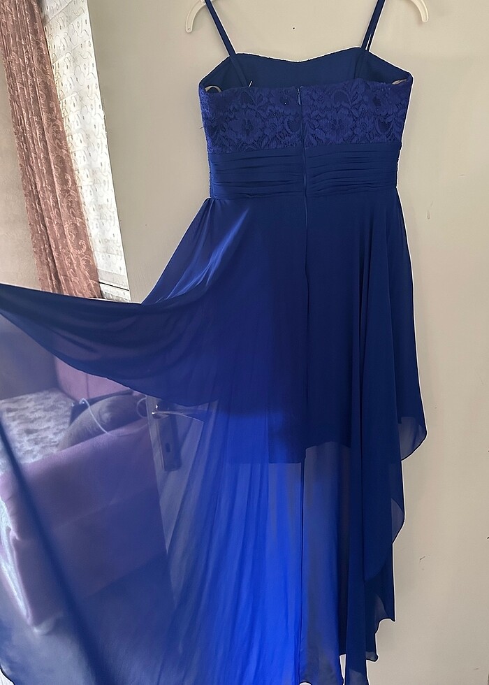 Güpürlü  arkadan yandan şifon kuyruklu askılı mavi elbise - Görsel 3