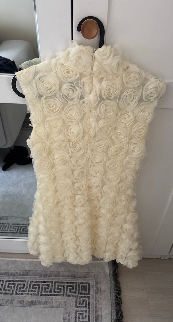 Kırık beyaz güllü  mini elbise - Görsel 4