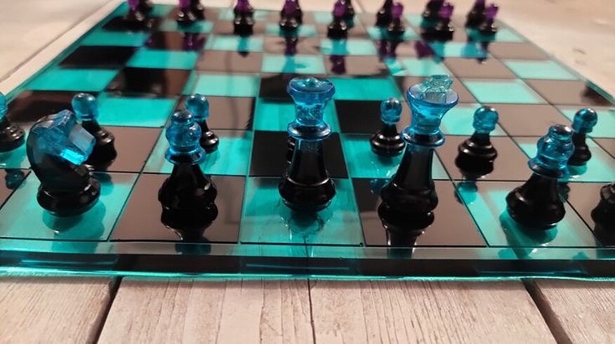 Cam satranç takımları