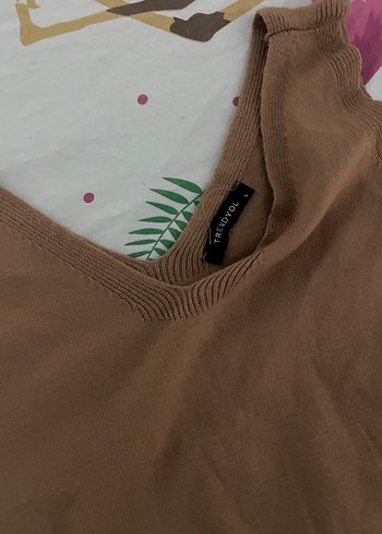 Bej V Yakalı Kadın Atlet - Görsel 3