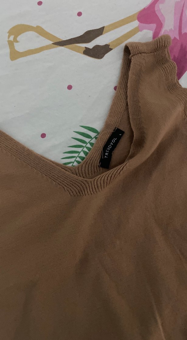 Bej V Yakalı Kadın Atlet - Görsel 3