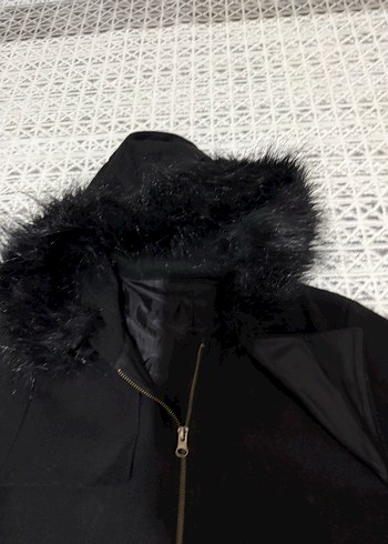 Kapüşonlu Siyah Kaban - Görsel 2