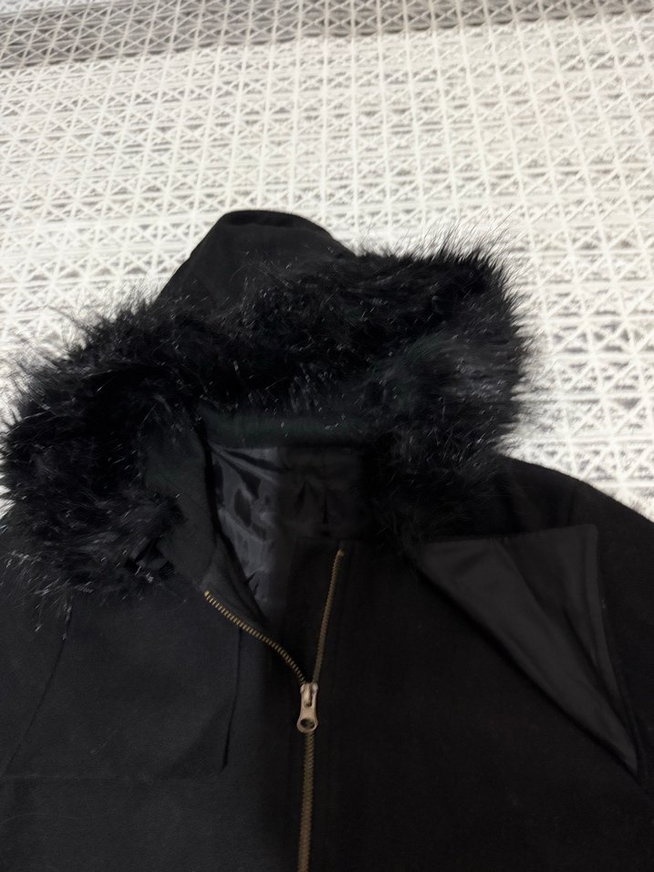 Kapüşonlu Siyah Kaban - Görsel 2