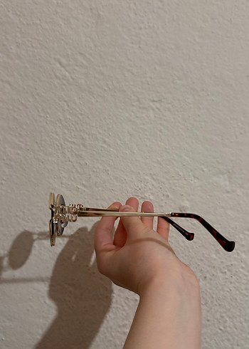 Altın Çerçeveli Gri Minimalist Kadın Güneş Gözlüğü - Görsel 3