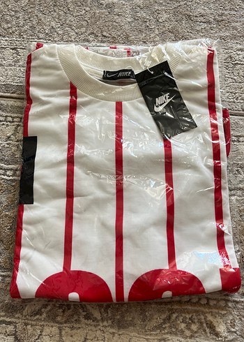 Nike Erkek Kısa Kollu Baskılı Tişört orijinaldir