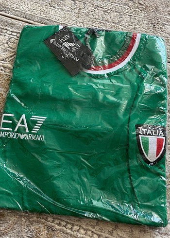 Yeşil Emporio Armani Tişörtü orijinaldir