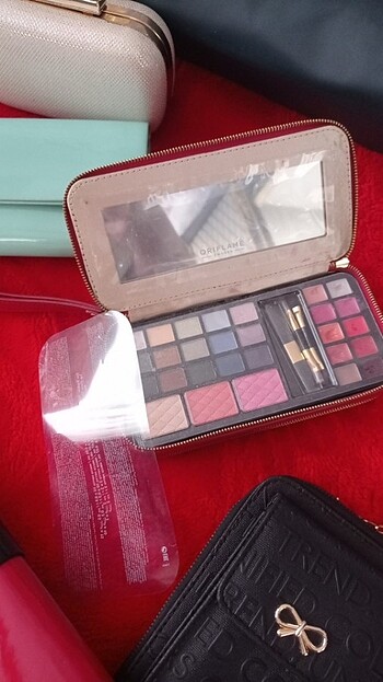 Oriflame cüzdan çok amaçlı makyaj bölmesinde vardir