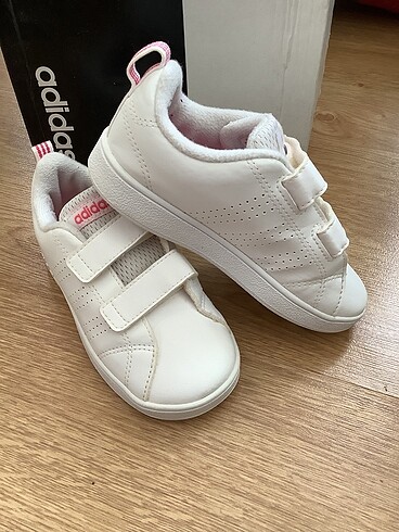 26 Beden beyaz Renk Adidas spor ayakkabı