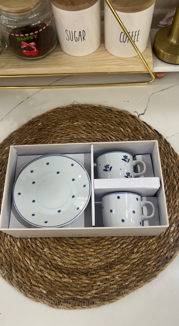 Beyaz Seramik Kahve Fincanları ve Saklama Kutuları - Görsel 3