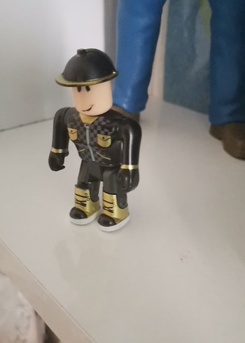  Siyah ve Altın Renkli Roblox Aksiyon Figürü