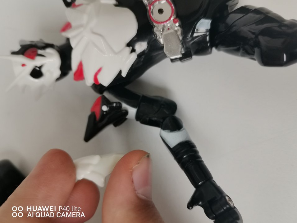 Beyaz-Siyah  Renkli Aksiyon Figürü - Görsel 2