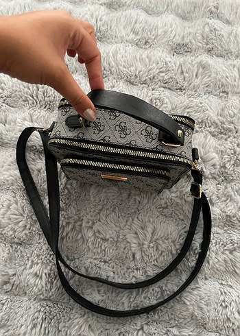 Guess Siyah Askılı Gri Desenli Guess Çapraz Çanta