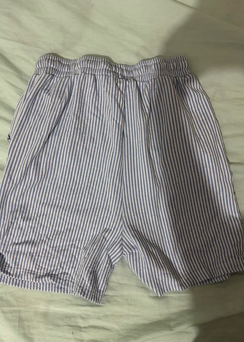 Gri Beyaz Çizgili Pilili Kadın Şort - Görsel 3