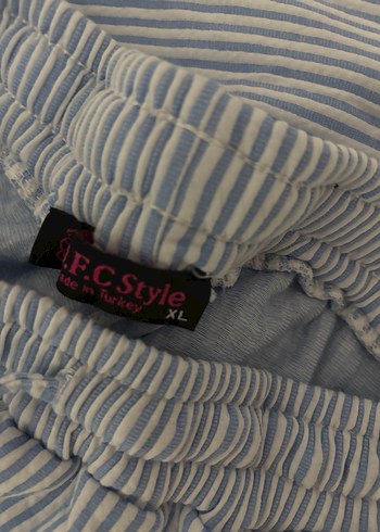 Gri Beyaz Çizgili Pilili Kadın Şort - Görsel 2