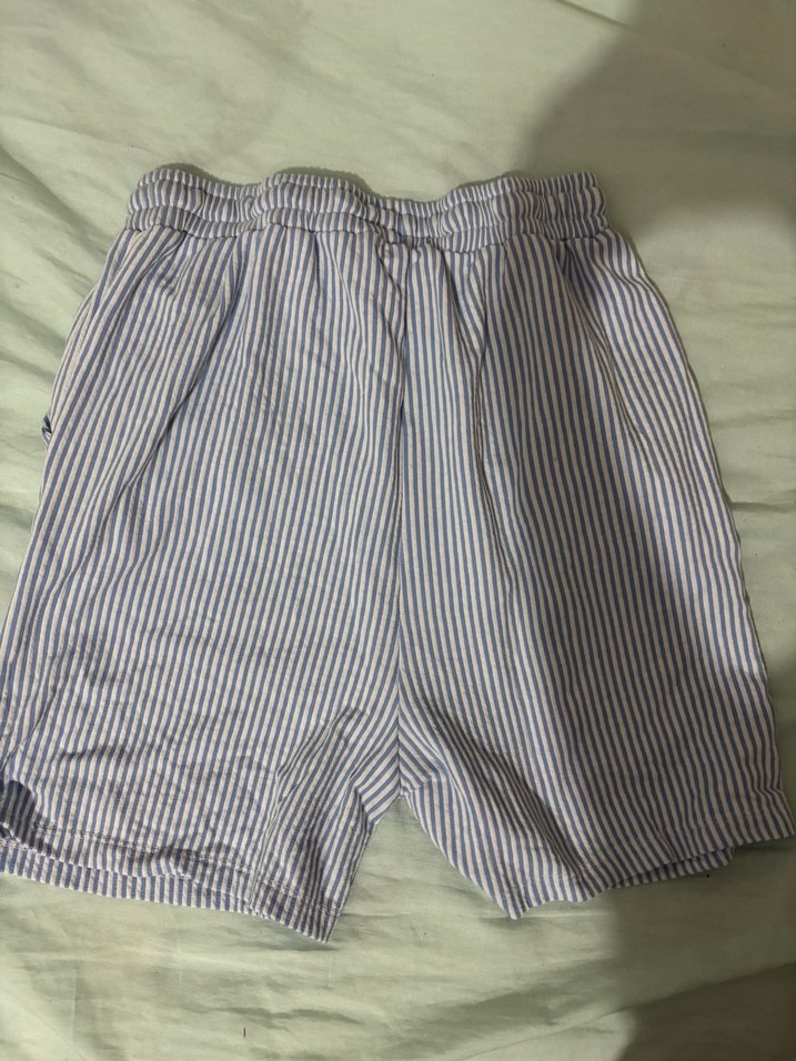 Gri Beyaz Çizgili Pilili Kadın Şort - Görsel 3