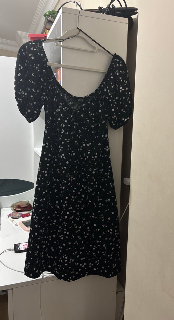 V Yaka Siyah Çiçekli Midi Elbise - Görsel 3