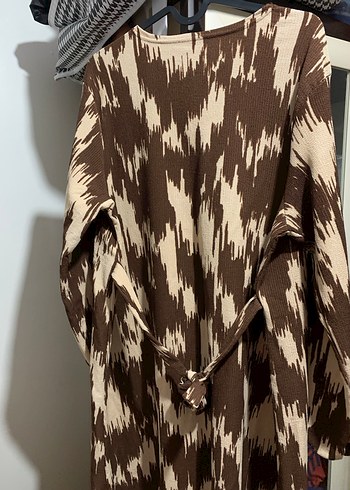 Kahverengi ve kum renkli karışık desenli uzun elbise - Görsel 2