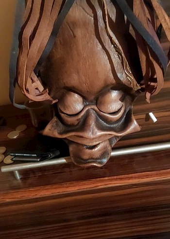 Kahverengi Ahşap Maske Figürü