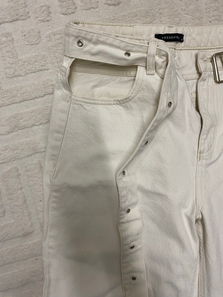 Kadın Beyaz Kemerli Midi Kot Pantolon - Görsel 3
