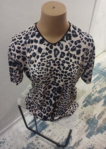 Zara V Yaka Leopar Desenli Kısa Kollu Bluz