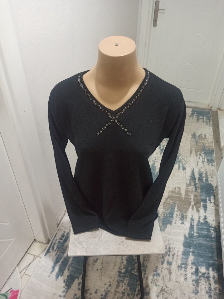 Siyah V Yaka Triko Kadın Kazak - Görsel 2