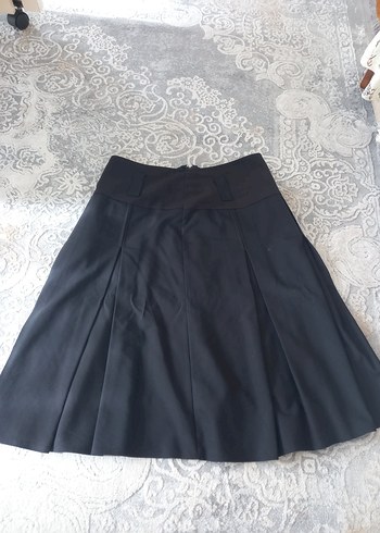 Siyah Piliseli Midi Etek