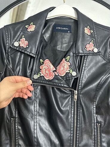 LC Waikiki Lc Waıkiki Yakası Çiçek Desenli Deri Ceket