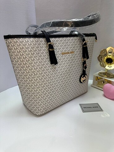 Michael kors kova model