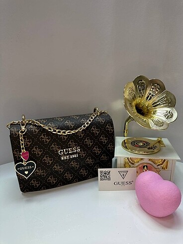 Guess kapaklı çanta