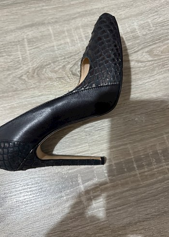 37 Beden Klasik Siyah Yılan Derisi Desenli Stiletto