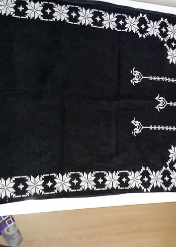 Siyah Beyaz Geleneksel El Yapımı Kilim