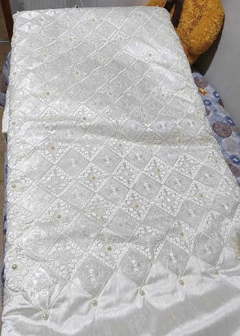 İşlemeli Parlak Beyaz Yatak Örtüsü - Görsel 2