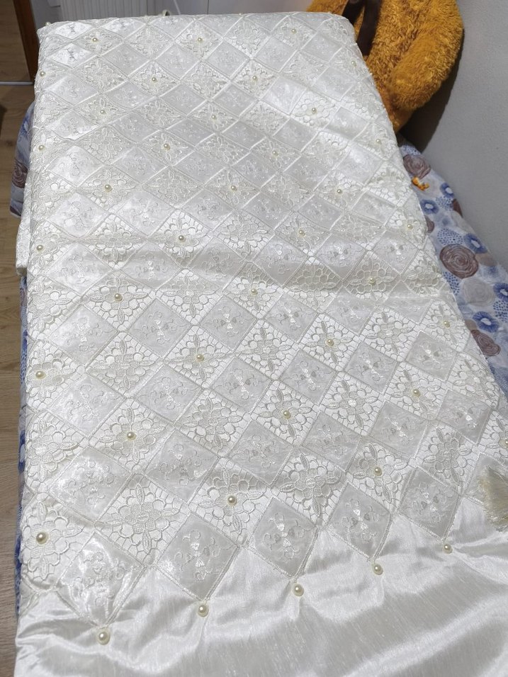 İşlemeli Parlak Beyaz Yatak Örtüsü - Görsel 2