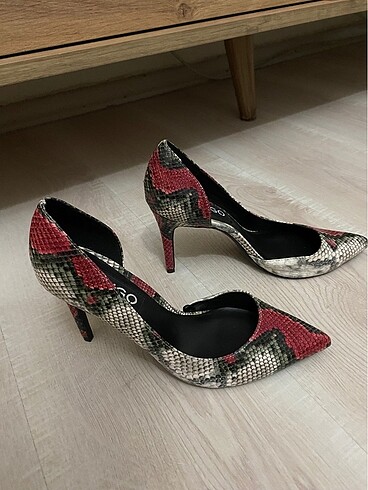 Deri stiletto