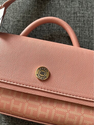 Tommy Hilfiger Etiketli Tommy hilfiger mini çanta.
