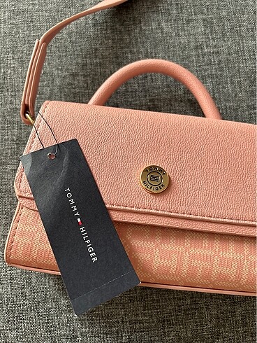  Beden pembe Renk Etiketli Tommy hilfiger mini çanta.