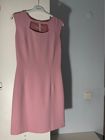 Pembe elbise