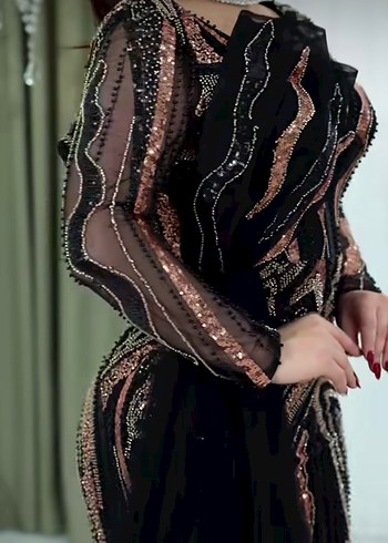 Uzun Kollu İşlemeli Siyah Abiye Elbise - Görsel 4