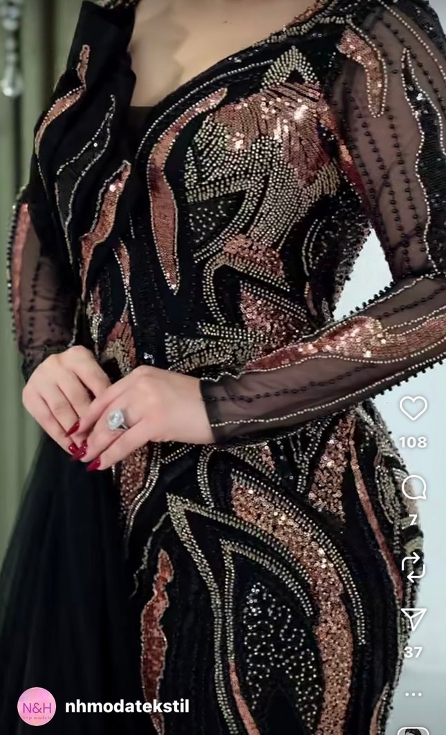 Uzun Kollu İşlemeli Siyah Abiye Elbise - Görsel 3