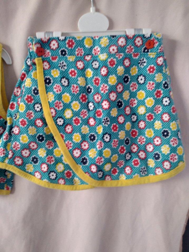 Çiçek Desenli Kız Yeleği ve Etek Takımı - Görsel 3