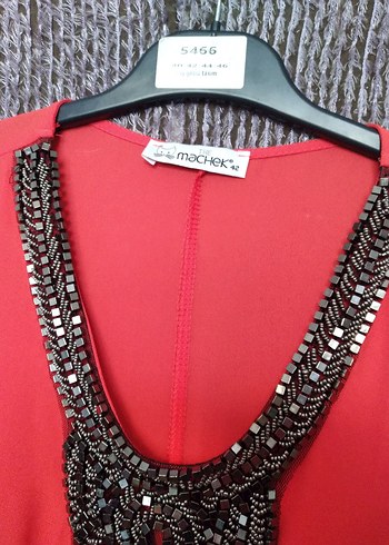 Metal Boncuk Detaylı Kırmızı V Yaka Mini Bluz - Görsel 2