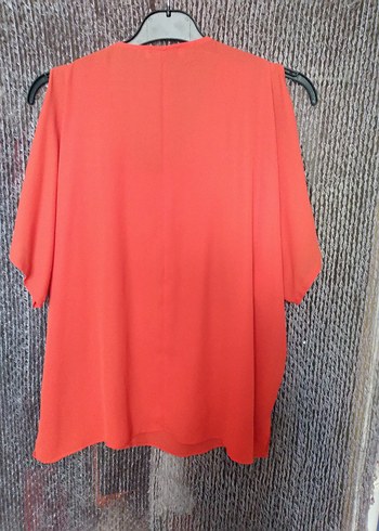 Metal Boncuk Detaylı Kırmızı V Yaka Mini Bluz - Görsel 3