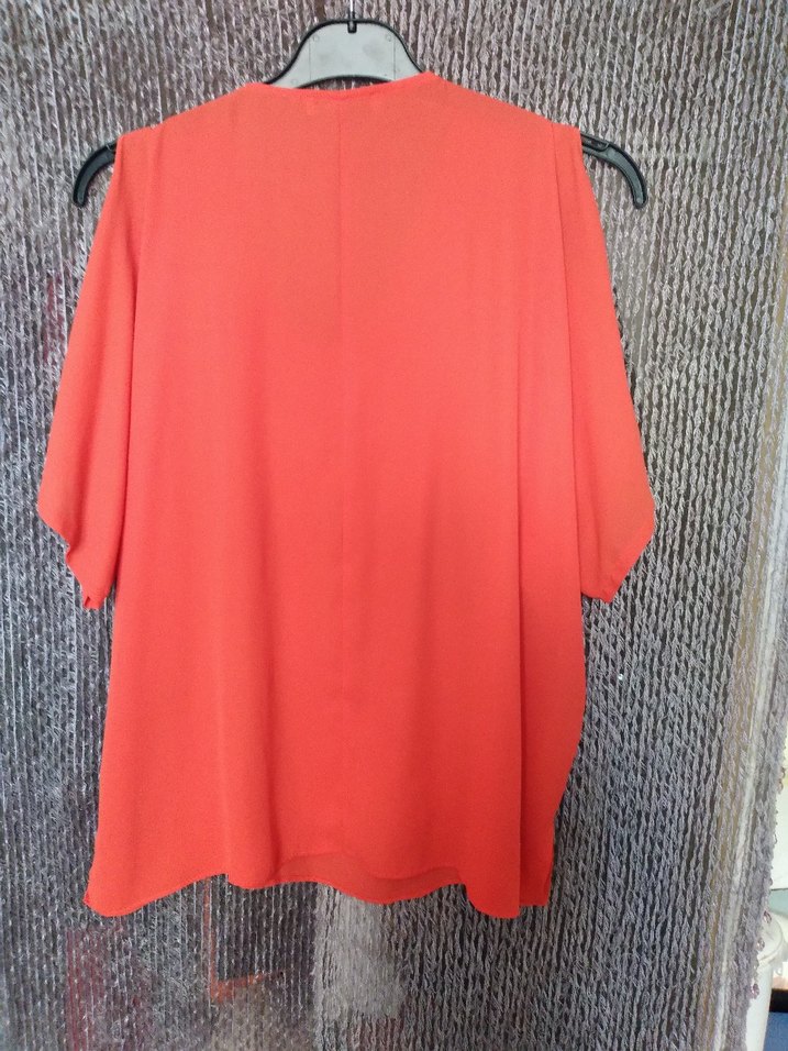 Metal Boncuk Detaylı Kırmızı V Yaka Mini Bluz - Görsel 3