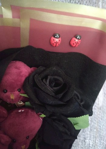 Bordo Ayıcık ve Siyah Güllü Buket - Görsel 3