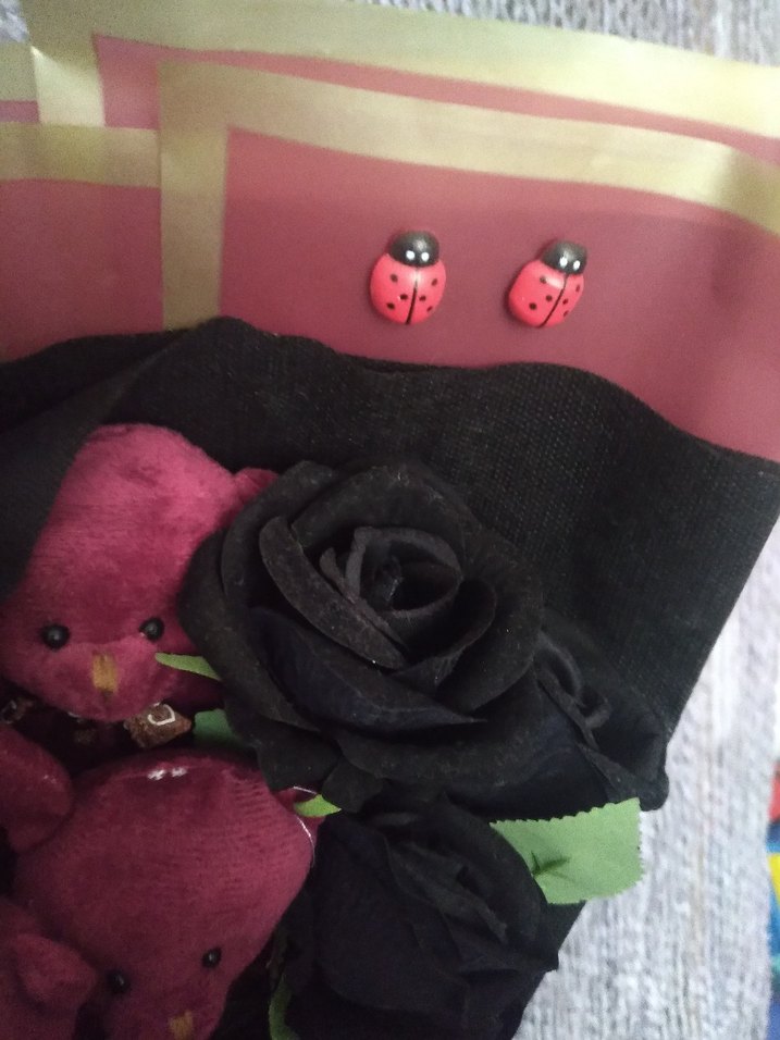 Bordo Ayıcık ve Siyah Güllü Buket - Görsel 3