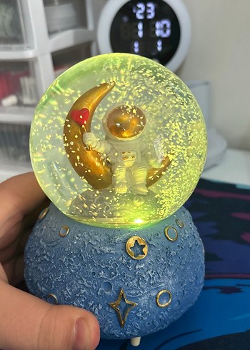 Beden Ay ve Astronot Figürlü Müzikli Kar Küresi